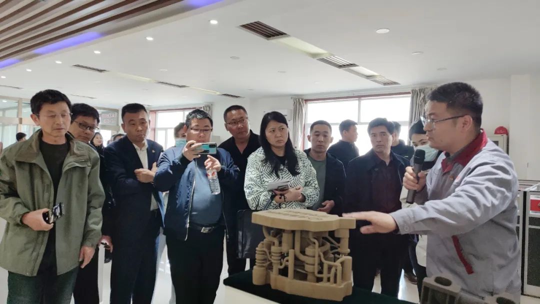 全市各縣（市、區）總工會(huì )、綜合產(chǎn)業(yè)工會(huì )、市直機關(guān)工會(huì )負責人及全市企業(yè)創(chuàng  )新工作室帶頭人來(lái)北雁新材料觀(guān)摩。